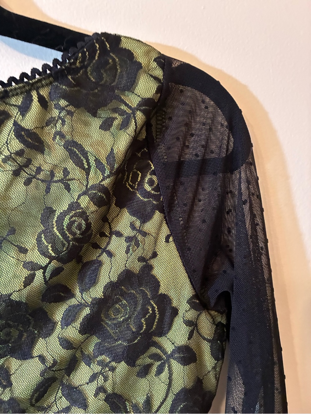 Green Lace Overlay Long-Sleeve Crop Top - Picture 4 of 9